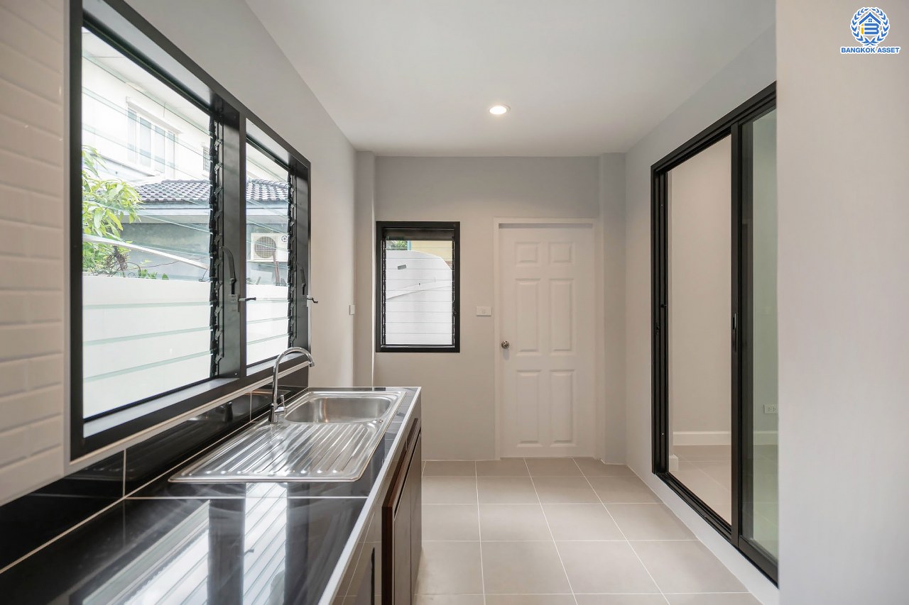 บ้านมือสองตกแต่งใหม่ แบรนด์ LH โครงการ ชัยพฤกษ์ บางบัวทอง หลังใหญ่ เนื้อที่ 76 ตร.ว. ฟังก์ชัน 3 ห้องนอน 2 ห้องน้ำ จอดรถได้ 2 คัน พร้อม Facilities ครบครัน บนทำเลเดินทางสะดวก ติดถนนบางกรวย-ไทรน้อย ใกล้เซ็นทรัลเวสต์เกต และรถไฟฟ้าสายสีม่วง "สถานีบางพลู"